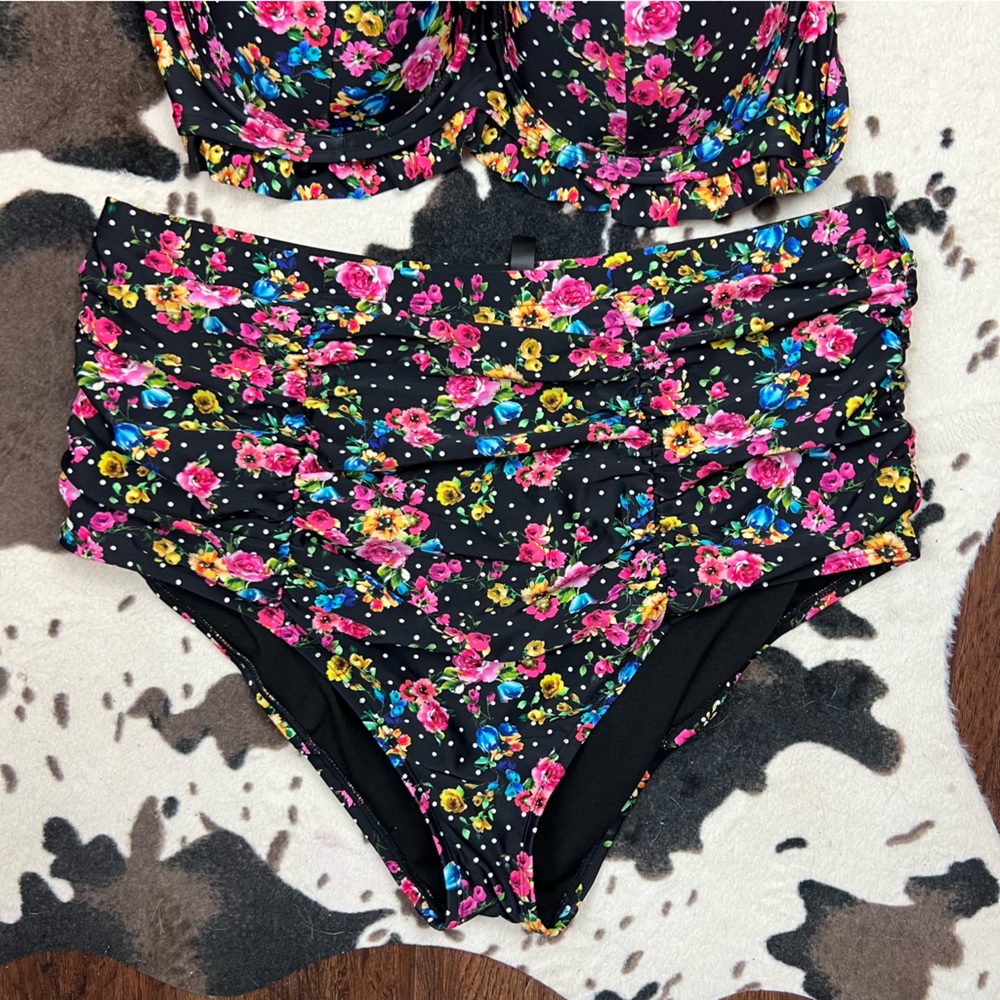 Hot Topic Pin-up Ruffled Swimsuit - Picture 6 of 12